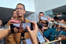 Penjabat (Pj) Gubernur DKI Jakarta Heru Budi Hartono kepada awak media usai pertemuan dengan kepala sekolah se-Jakarta di Velodrome, Jakarta Timur, (21/7/24)