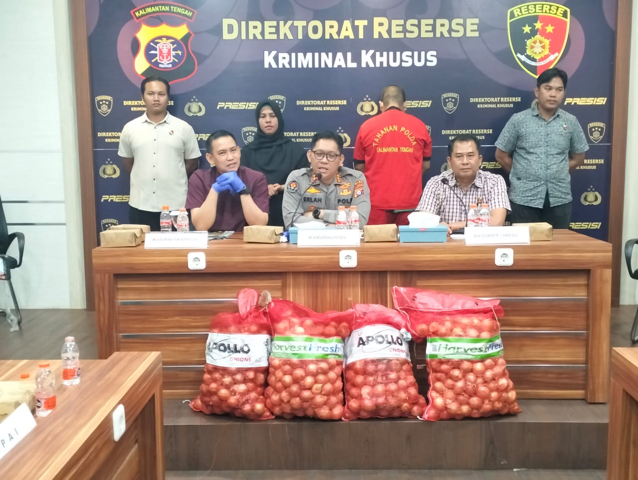 Kapolda Kalteng Irjen Pol Drs. Djoko Poerwanto, Kabidhumas Kombes Pol Erlan Munaji, S.IK., M.Si. saat Konferensi press di Aula Ditreskrimsus, Mapolda setempat (23/7/2024)