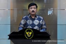 Menteri Koordinator Bidang Politik, Hukum, dan Keamanan Hadi Tjahjanto dalam konferensi pers di Jakarta memerintahkan pemulihan layanan publik yang terdampak serangan siber ransomware pada Pusat Data Nasional Sementara (PDNS) 2. Layanan publik diharapkan kembali normal, selasa 2 juli 2024 (foto kominfo.go.id)