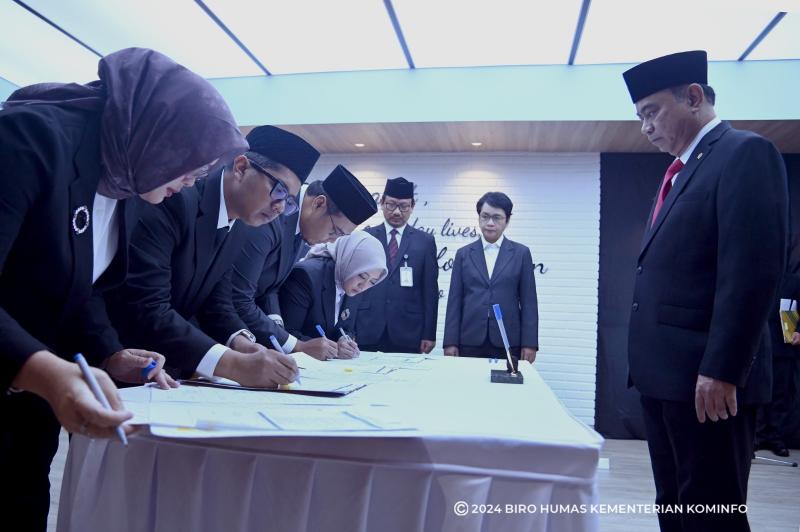 Pelantikan Tujuh Pejabat Tinggi Pratama di Press Room Kantor Kementerian Kominfo, Selasa 09/07/2024 (Foto kominfo.go.id)