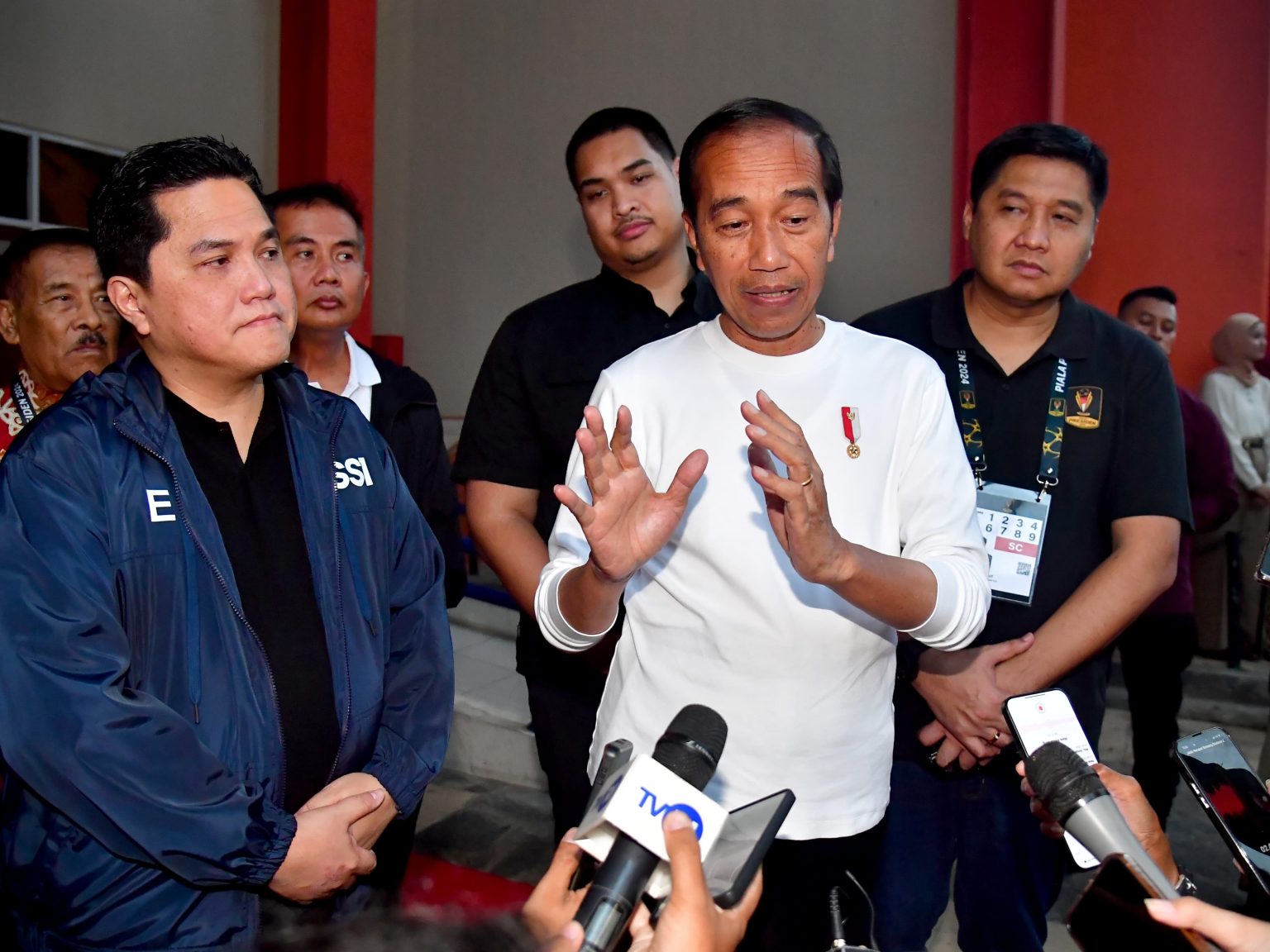 Presiden Joko Widodo dalam keterangannya di hadapan awak media di Stadion Jalak Harupat, Kabupaten Bandung, Provinsi Jawa Barat, Jumat (19/07/2024)