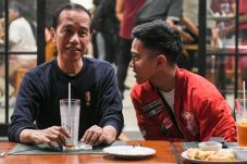 Putusan MK secara hirarkis dapat dianggap lebih tinggi karena menguji UU Pilkada terhadap UUD 1945, sedangkan putusan MA hanya menguji peraturan KPU terhadap UU Pilkada, DPR RI baru saja menolak menjalankan Putusan Mahkamah Konstitusi (MK), Pada Rabu 21/8/24, (sumber kompas.com)