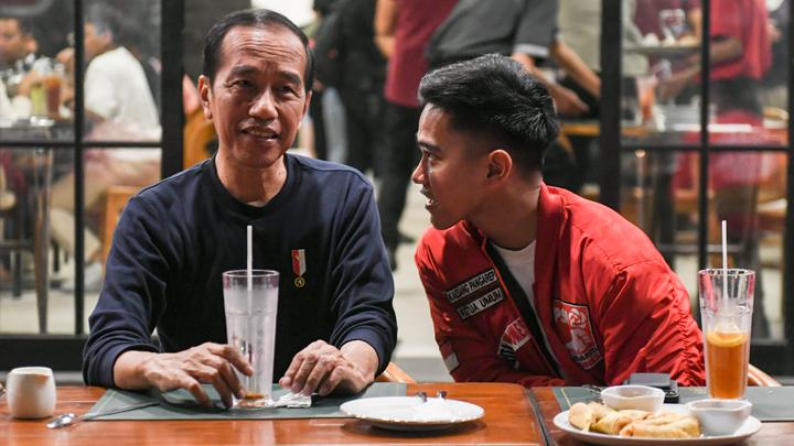 Putusan MK secara hirarkis dapat dianggap lebih tinggi karena menguji UU Pilkada terhadap UUD 1945, sedangkan putusan MA hanya menguji peraturan KPU terhadap UU Pilkada, DPR RI baru saja menolak menjalankan Putusan Mahkamah Konstitusi (MK), Pada Rabu 21/8/24, (sumber kompas.com)