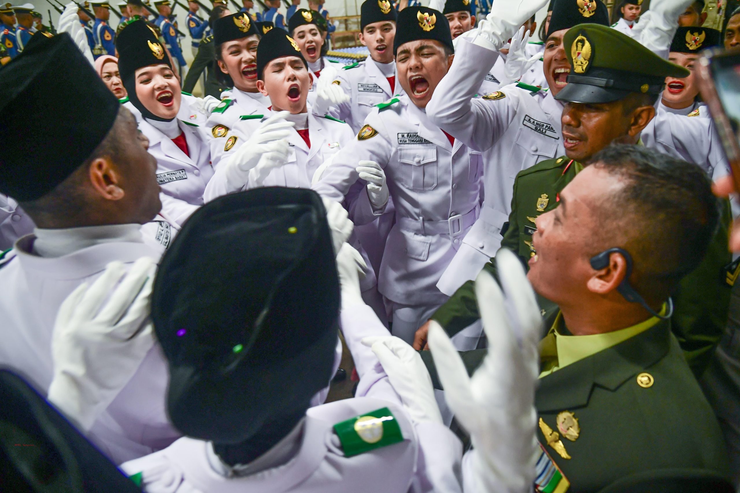 Paskibra bersiap menjalankan tugasnya dalam Upacara Penurunan Bendera Negara Sang Merah Putih pada Sabtu sore, 17 Agustus 2024, di halaman Istana Negara, Ibu Kota Nusantara (IKN). Senin (19/8/24)