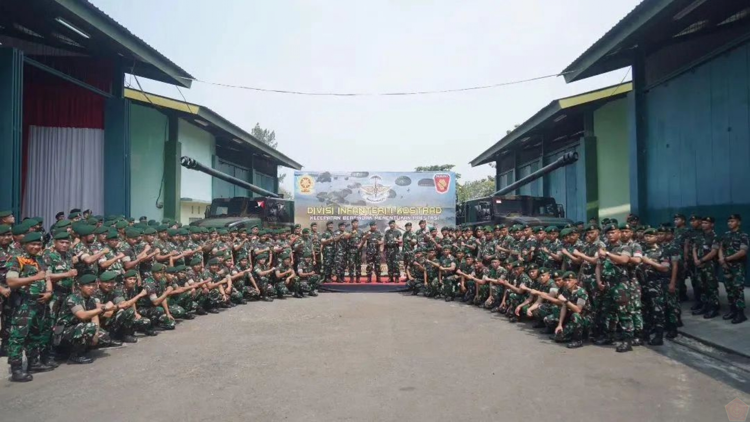 Pangdivif 1 Kostrad, Mayjen TNI Rudi Puruwito, S.E., M.M., menyampaikan rasa bangga dapat bertatap muka dengan para prajurit Menarmed 1/Sthira Yudha dan Yonarmed 9/Pasopati yang penuh semangat, (1/8/24)