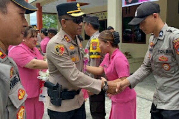 Kapolres Minsel AKBP Arianto Salkery bersama Ketua Bhayangkari Cabang Minsel, Ny. Viska Salkery mengadakan Kunjungan kerja di Polsek Tumpaan, dan Polsek Tareran, (2/8/24)