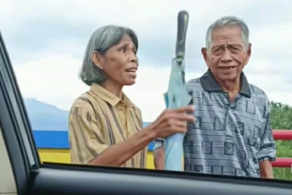 Aiptu Jhonly persilahkan Opa Ari dan Oma Sima naik ke mobil dinas, dan kemudian mereka bertiga mencari keberadaan saudaranya oma dan opa, (3/7/24)