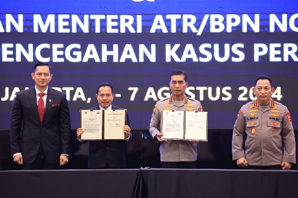 Menteri ATR/BPN Agus Harimurti Yudhoyono (AHY) dan Kapolri Jenderal Polisi Drs. Listyo Sigit Prabowo serta Kementerian Agraria dan Tata Ruang/Badan Pertanahan Nasional (ATR/BPN) bersama Polri memperkuat sinergitas dengan Perjanjian Kerja Sama (PKS) terkait Tindak pencegahan kasus pertanahan, (5/8/24)