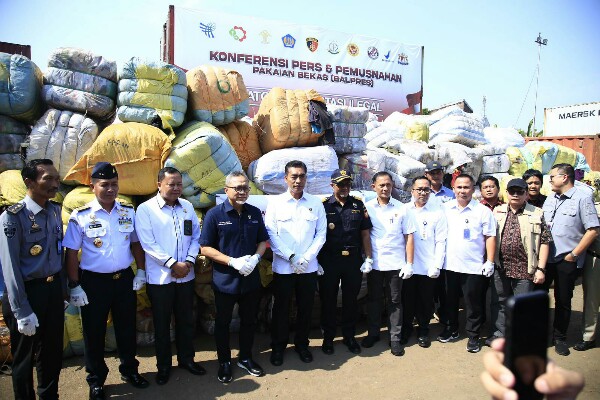 Bareskrim Polri Komjen Wahyu Widada mengatakan Satgas Importasi Ilegal berhasil mengamankan 1.883 bal pakaian bekas atau balpress dari dua lokasi di Kota Bandung dan Cikarang dalam Konferensi pers di Penimbunan Pabean Bea dan Cukai Cikarang, Bekasi, Jawa Barat, (6/8/24)