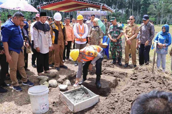 Kapolres Kotamobagu AKBP Irwanto bersama Forkopimda Kota Kotamobagu menghadiri prosesi peletakan batu pertama pembangunan gedung Kampus Universitas Dumoga Kotamobagu, (6/8/2024)