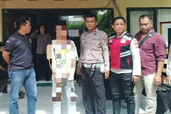 Polsek Malalayang berkolaborasi dengan Polsek Mapanget mengamankan seorang tersangka kasus penodongan dan penjambretan yang terjadi di Kelurahan Malalayang Satu Barat, (8/8/2024)