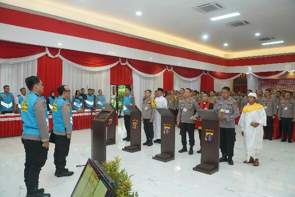 Asisten Kapolri Bidang Sumber Daya Manusia (As SDM Kapolri), Irjen Dedi Prasetyo, memimpin kegiatan pengambilan sumpah dan penandatanganan pakta integritas seleksi terpadu Sekolah Staf dan Pimpinan (Sespim) dan pendidikan kepemimpinan bagi anggota Polri, (13/8/24)