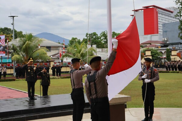 Wakapolda Sulut Brigjen Pol Bahagia Dachi menjadi Inspektur Upacara (Irup) pada peringatan Hari Ulang Tahun ke-79 Republik Indonesia, yang digelar di Lapangan Presisi Polda Sulut, Sabtu (17/8/2024)