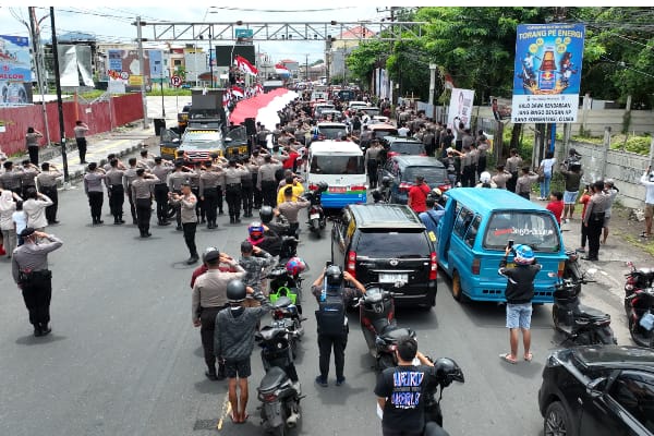 Direktorat Samapta Polda Sulut membentangkan sebuah Bendera Merah Putih berukuran besar, di separuh Jalan Piere Tendean (Boulevard), Manado Sulawesi Utara, Sabtu (17/8/2024)