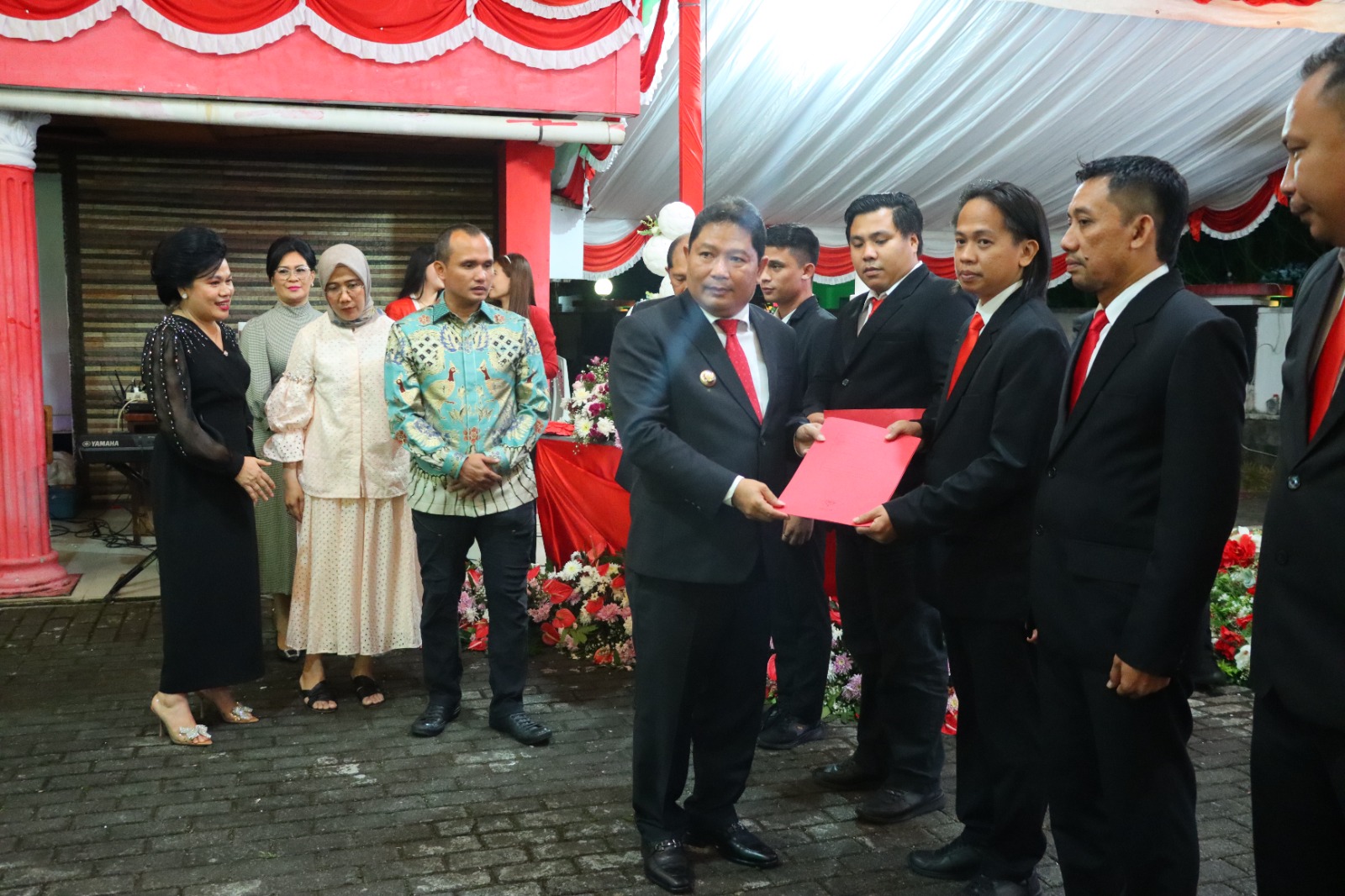 Acara penghargaan ini berlangsung di kantor Bupati Minahasa dan dihadiri oleh sejumlah pejabat penting, termasuk Kapolres Minahasa, AKBP S. Sophian, S.I.K., M.H., serta Ketua Bhayangkari Cabang Minahasa, Ny. Rosa Sophian. Minggu (18/8/24)