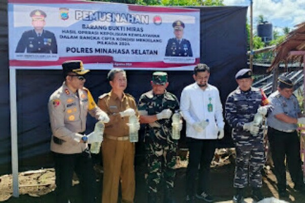 Polres Minahasa Selatan (Minsel) melaksanakan kegiatan pemusnahan barang bukti ribuan liter minuman keras pada Senin siang (26/08/2024)