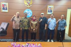 Hadir dalam pertemuan tersebut, Wakil Ketua Dewan Pers M. Agung Dharmajaya, Ketua Komisi Pengaduan dan Penegakan Etika Pers Yadi Hendriana, serta Ketua Komisi Hukum dan Perundang-undangan Arif Zulkifli. Dari pihak PWI Pusat, turut hadir Ketua Umum Zulmansyah Sekedang, Ketua Dewan Penasehat Ilham Bintang, Anggota Dewan Kehormatan Banjar Chaeruddin, dan Ketua Komisi Pendidikan sekaligus Ketua Panitia KLB, Marah Sakti Siregar, di Kantor Dewan Pers, pada Jumat (30/8/2024)