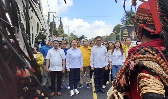 YLM-DRK Resmi Mendaftar di KPU Minahasa, Diarak Ribuan Pendukung dengan Tarian Kabasaran