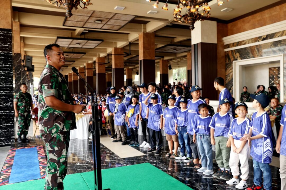 Wakil Kepala Staf Angkatan Darat (Wakasad) Letjen TNI Tandyo Budi R. melepas keberangkatan Ribuan peserta Wisata Bersama (Family Gathering) Pegawai Negeri Sipil (PNS) dan Keluarga, di Markas Besar Angkatan Darat (Mabesad), Jakarta, (2/8/24)