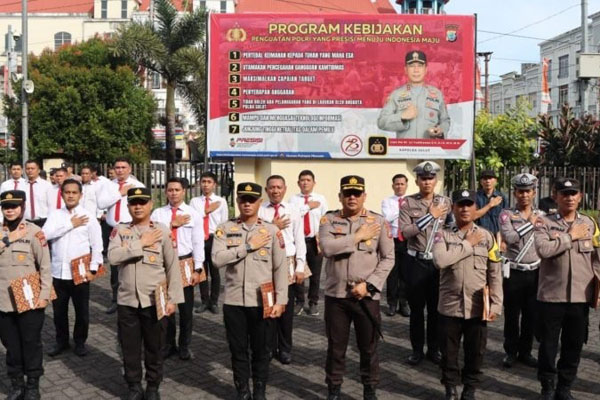 Pemberian penghargaan oleh Kapolresta Manado Kombes Pol Julianto Sirait berlangsung di tengah-tengah pelaksanaan apel pagi, Senin (5/8/2024)