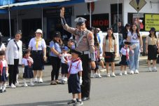 Satlantas Polres Kotamobagu menggelar kegiatan pengenalan lingkungan kantor kepolisian kepada anak-anak dari TK Advent, (8/8/2024)