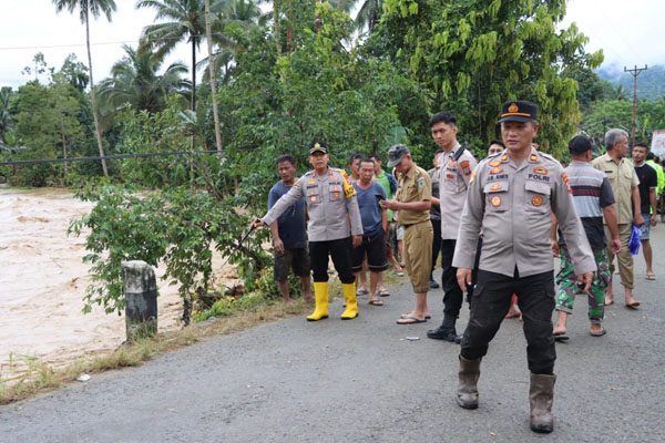 Kapolres Kotamobagu AKBP Irwanto meninjau lokasi terdampak banjir di Desa Tanoyan Utara, Kecamatan Lolayan, Kabupaten Bolaang Mongondow, Selasa (13/8/2024)