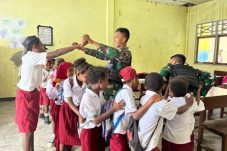 Satgas Pamtas RI-PNG Yonif 122/TS Pos Sawiyatami bersama anak Sekolah SD Inpres Sawiyatami, Distrik Mannem, Kabupaten Keerom, Kamis (29/8/2024)