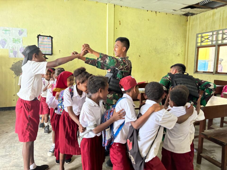 Satgas Pamtas RI-PNG Yonif 122/TS Pos Sawiyatami bersama anak Sekolah SD Inpres Sawiyatami, Distrik Mannem, Kabupaten Keerom, Kamis (29/8/2024)