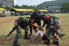 Kolaborasi antara militer, penegak hukum, dan tenaga medis dalam penanganan jenazah untuk memastikan hasil operasi yang optimal, Sabtu (31/8/24)