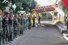 Upacara bendera memperingati HUT ke-79 Kemerdekaan Republik Indonesia di halaman Balaikota Yogyakarta Jl. Kenari No.56, Muja Muju, Kec. Umbulharjo, Kota Yogyakarta, Sabtu (17/8/2024). Bertindak sebagai Irup Penjabat (Pj) Walikota Yogyakarta, Sugeng Purwanto