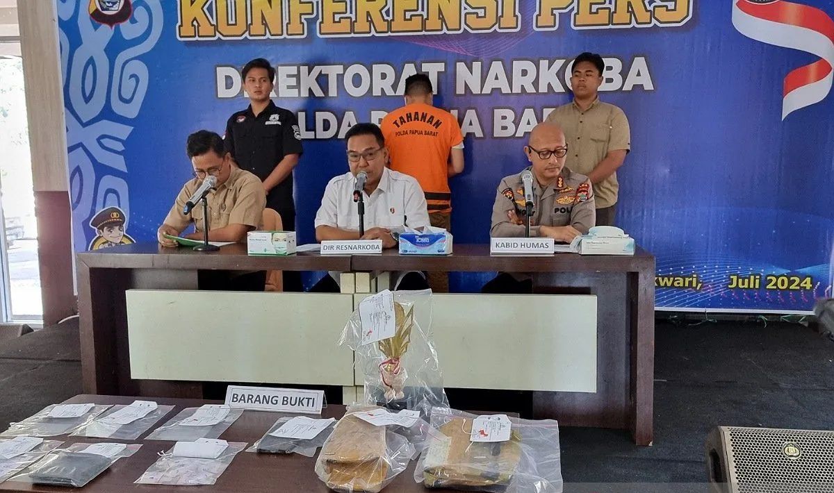 Direktur Resnarkoba Polda Papua Barat Kombes. Pol. Agustinus Fernando Indra Napitupulu mengatakan, Tersangka terbukti menggunakan narkoba setelah hasil Pemeriksaan urine, (30/7/24)