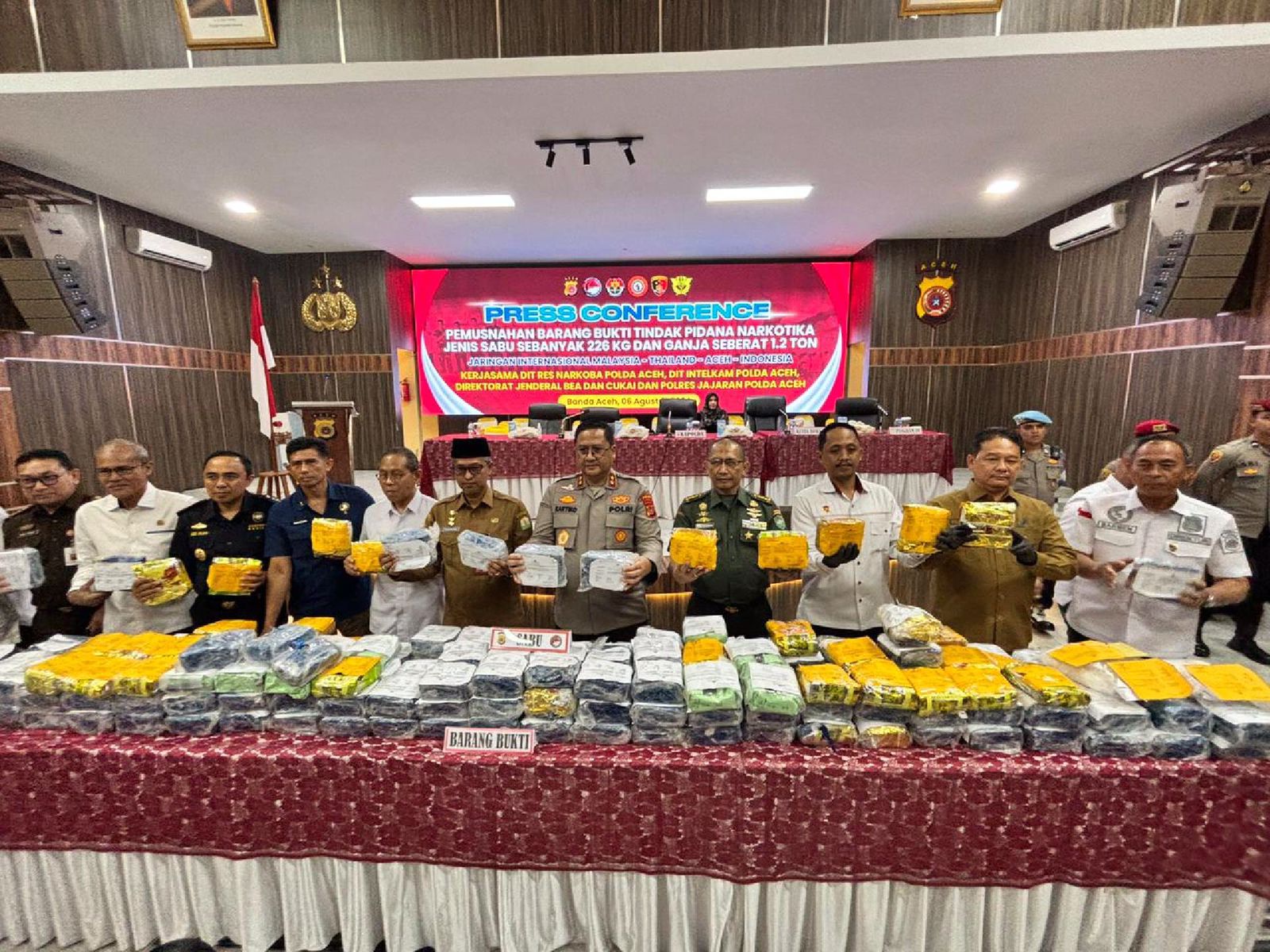 Pemusnahan barang bukti berupa sabu 226 kg dan ganja 1,2 ton hasil pengungkapan Ditresnarkoba dan Polres jajaran selama tiga bulan terakhir, berlangsung di depan Aula Presisi Polda Aceh. (6/8/24)