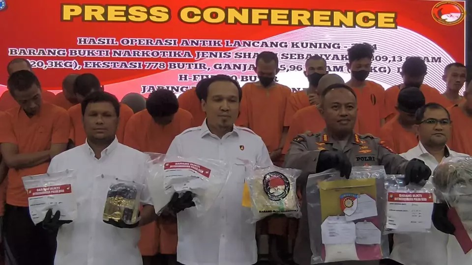 Dirreserse Narkoba Polda Riau, Kombes Pol. Manang Soebeti, S.I.K., M.Si., mengungkapkan bawa, Polda Riau dan jajaran menyita 20,3 kilogram sabu-sabu, 778 butir ekstasi, 5,1 gram ganja, dan 10 butir happy five dari jaringan internasional, (5/7/24)