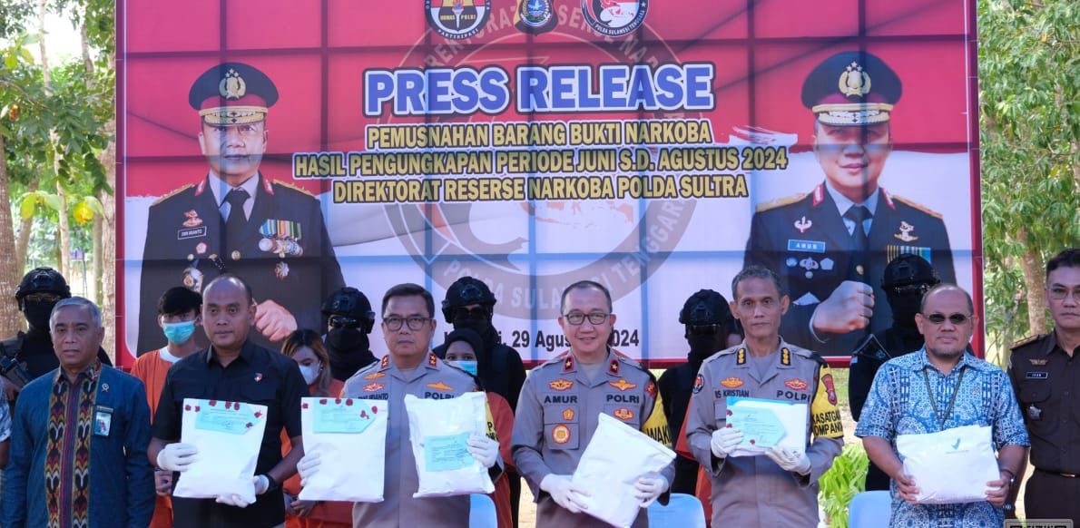 Kapolda Sultra Irjen Pol Dwi Irianto, dan Direktur Reserse Narkoba Polda Sultra Kombes Pol. Ardiyanto Tedjo Baskoro, pada press release, Kamis (29/8/2024)