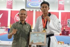 Acara penyerahan penghargaan kepada Sertu Adam Yazid Ferdiansyah atas prestasinya meraih medali emas dalam cabang olahraga taekwondo pada PON XXI Aceh-Sumut 2024, di Martial Arts Arena, Kompleks Sumut Sport Center, Deli Serdang, Sabtu (14/09/2024)