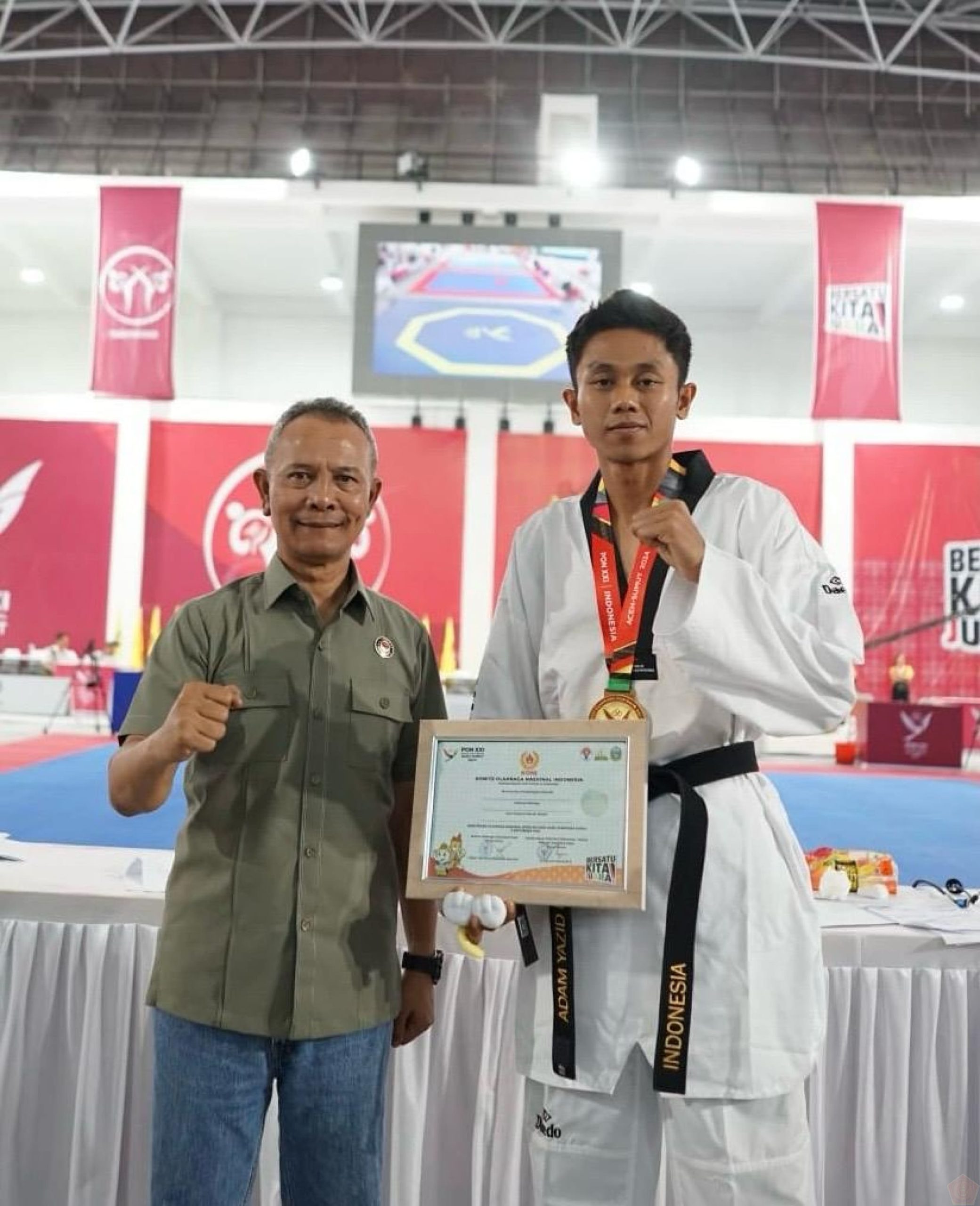 Acara penyerahan penghargaan kepada Sertu Adam Yazid Ferdiansyah atas prestasinya meraih medali emas dalam cabang olahraga taekwondo pada PON XXI Aceh-Sumut 2024, di Martial Arts Arena, Kompleks Sumut Sport Center, Deli Serdang, Sabtu (14/09/2024)