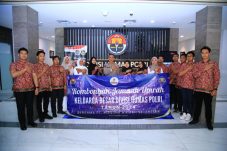 Foto bersama Kepala Divisi Hubungan Masyarakat (Kadiv Humas) Polri Irjen. Pol. Sandi Nugroho memberangkatkan 15 anggota beserta keluarganya untuk melaksanakan ibadah umroh, Pada senin (23/9/24)