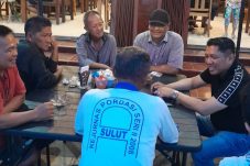 Suami Bacalon Bupati Minahasa, Noviyandi Rozak, Disambut Antusias Warga di Rumah Kopi Sarina
