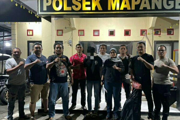 Kapolresta Manado Kombes Pol Julianto Sirait dan Kapolsek Mapanget Iptu Lesly Lihawa di Unit Reskrim Polsek Mapanget