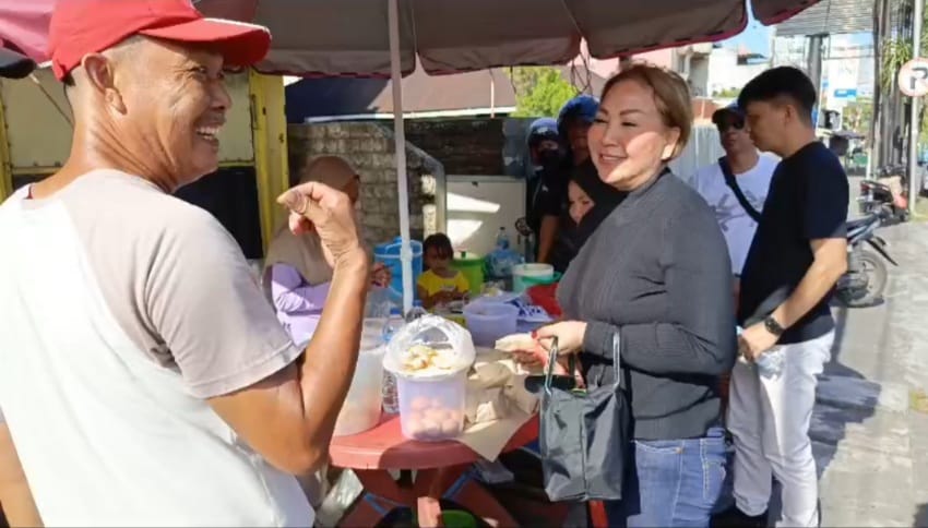 Youla Lariwa Mantik bersama sejumlah toko masyarakat (foto dok)