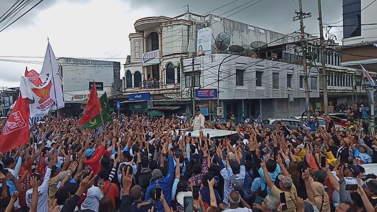 Ribuan warga Kota Tomohon yang memadati kompleks Menara Alfa Omega untuk menyapa Prabowo Subianto yang melintas di jalan protokol Tomohon (Foto: newsposkomanado.co.id).