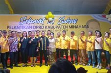 Calon bupati dan wakil bupati Minahasa, YLM-DRK bersama kader partai Golkar, di Desa Kaweng, Kecamatan Kakas, Senin (9/9/2024)