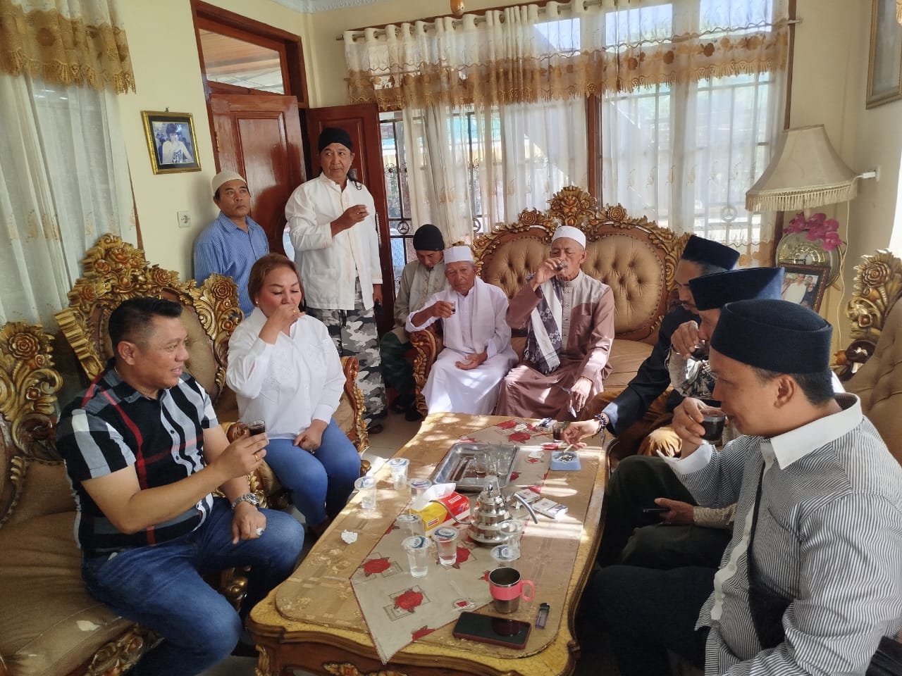 Foto. Youla Lariwa Mantik (YLM) bersama suami Yosandi Rozak, saat mengunjungi tokoh Muslim Minahasa, H. Habib Husin Assagaf di Kampung Jawa Tondano, Kecamatan Tondano Utara, Jumat (13/9/2024).