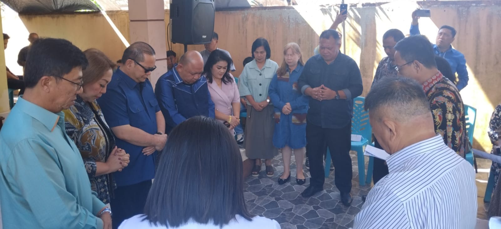 Foto. dr. Elly Engelbert Lasut, ME bersama Youla Lariwa Mantik, SH, MH dan Denni Rudi Kalangi, saat didoakan oleh para pendeta dan pelayan dedominasi gereja di Desa Tolok, Kecamatan Tompaso, Minahasa, Sabtu (14/09/2024).