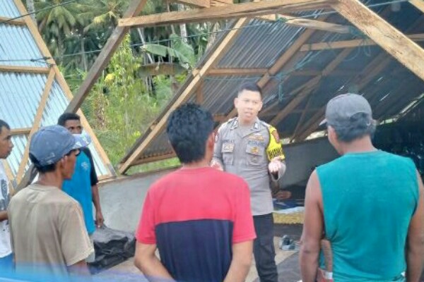 Bripka Frenki Toding mengimbau masyarakat untuk menjaga kerukunan antar warga, di Jalan Pantai Desa Togid, Kecamatan Tutuyan