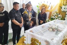 Foto. Youla Lariwa Mantik, SH, MH, bersama suaminya Noviyandi Rozak, saat melayat di rumah duka Keluarga Najoan-Tatilu