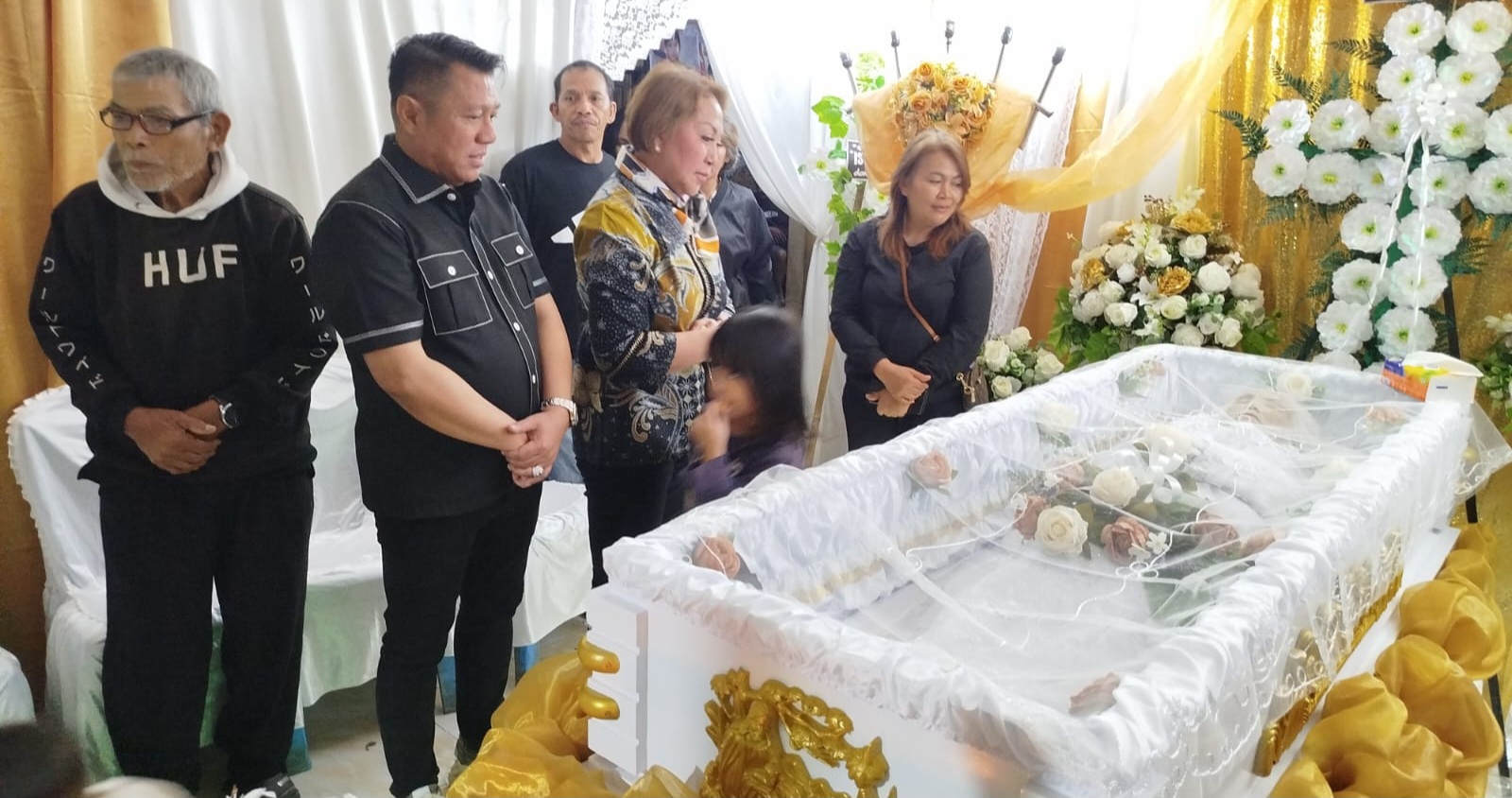 Foto. Youla Lariwa Mantik, SH, MH, bersama suaminya Noviyandi Rozak, saat melayat di rumah duka Keluarga Najoan-Tatilu