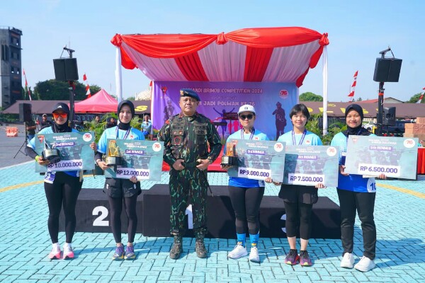 Acara puncak ini dihadiri oleh Dankorbrimob Polri Komjen Pol. Drs. Imam Widodo, M.Han., bersama para peserta yang mengikuti kompetisi "Srikandi Brimob Competition 2024", di Mako Brimob Kelapadua, Cimanggis, Depok, Jawa Barat pada Sabtu (14/9/2024)