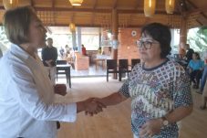 Youla Lariwa Mantik Hadiri HUT ke-69 Ibu Tinekke Supit di Pantai Hava Beach