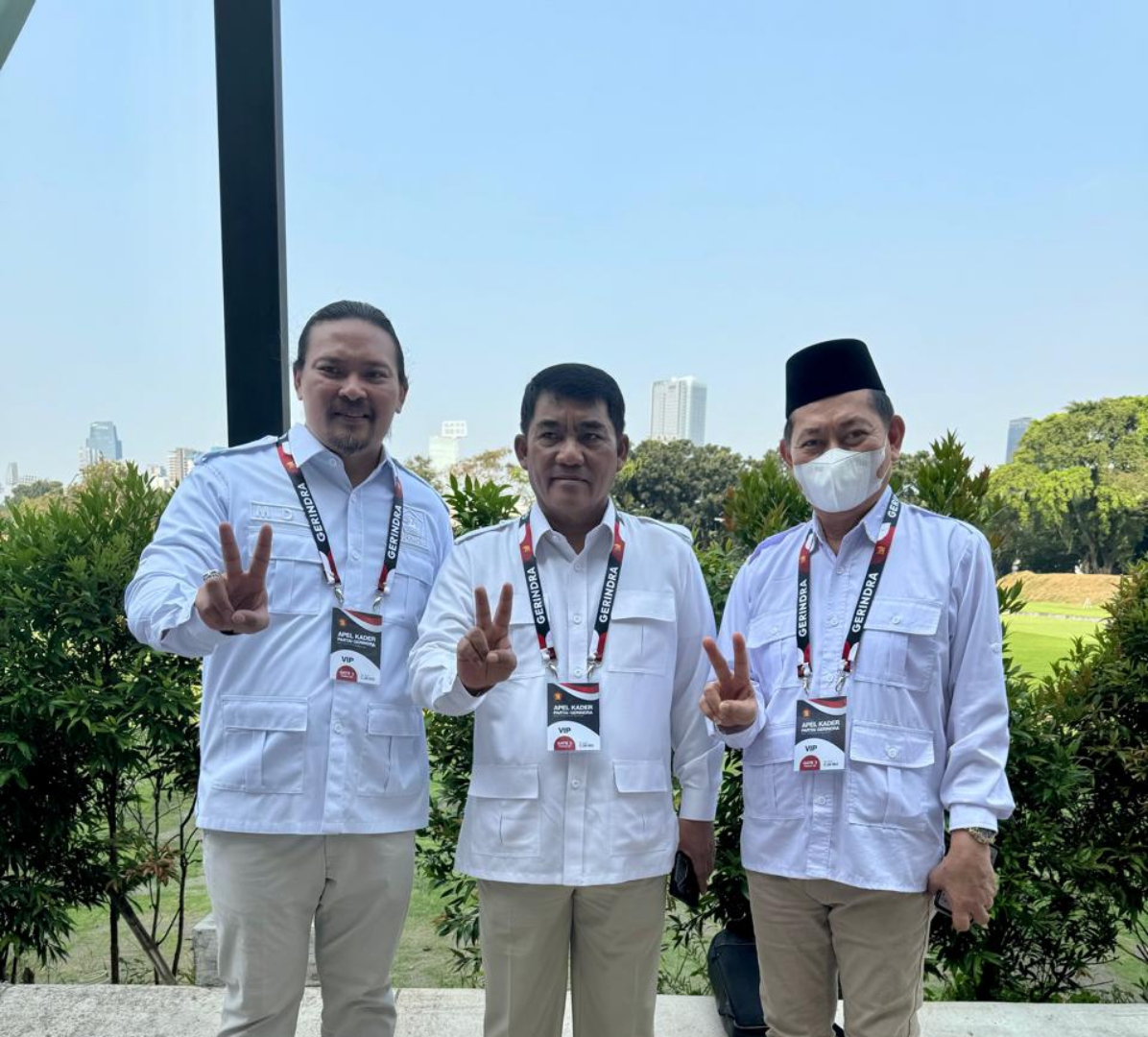 Martin Daniel Tumbelaka (kiri) bersama Yulius Selvanus Komaling dan Victor Mailangkay.